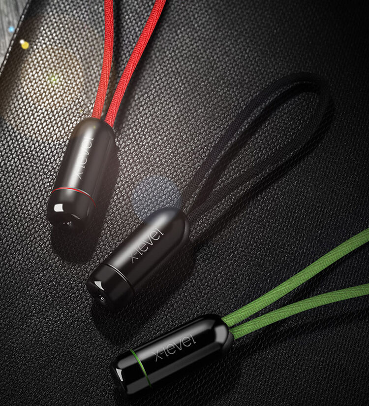 X-LEVEL Eleganten USB / strelovodni kabel za Apple iPhone / iPad / iPod - 8cm - črna