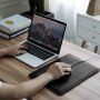 Dux Ducis torbica iz PU usnja z integriranim stojalom za MacBook 13" / Air 13" / Pro 13" - črna
