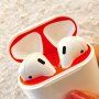 Samolepilna nalepka proti prahu v polnilnem etuiju za AirPods - rdeče