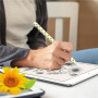 AhaStyle silikonsko ohišje z vzorcem sončnic za Apple Pencil 1. generacije - belo