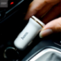 HOCO avto polnilnik z dvema USB vhodoma + strelovodni priključek za Apple iPhone / iPad / iPod - bela