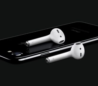 AirPods praznuje 8 let! Kako je Apple v&nbsp;tem času popolnoma spremenil trg brezžičnih slušalk?
