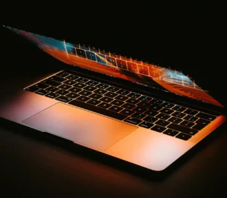 Bo macOS 16 prinesel dotik? Apple bo morda letos nakazal prihodnost računalnikov Mac!