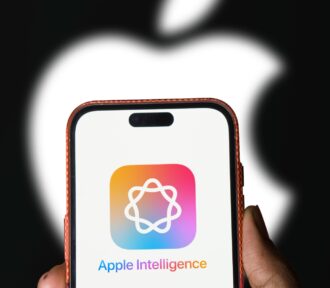 Apple je močno zamudil prihod umetne inteligence. Ali ga lahko še dohiti ali je ta “boj” že&nbsp;izgubljen?